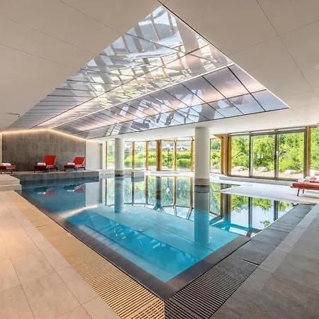 Le Cristal Gm7 Mountain View, Pool, Private Sauna & Parking - Happy *