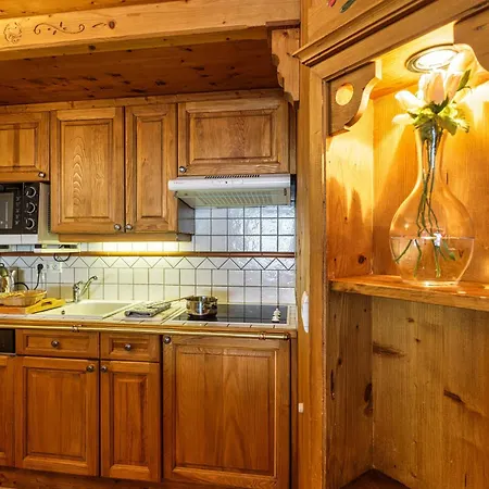 Le Cristal Gm7 Mountain View, Pool, Private Sauna & Parking - Happy
